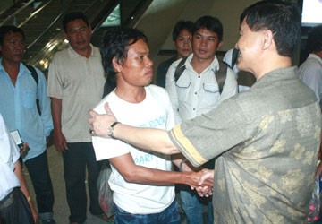 Ông Johnathan Hạnh Nguyễn (bìa phải)đón các ngư dân ở phi trường ngày 23-9. Ảnh: Trung Kiên